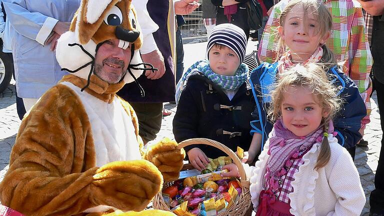 Zum Start der Tourismus-Saison in Volkach verteilt der Osterhase viele, bunte Ostereier. Zum Start der Tourismus-Saison in Volkach verteilt der Osterhase viele, bunte Ostereier.