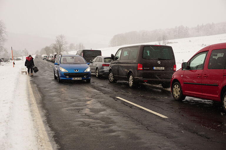 Auch auf der Hochrhön wird entlang der Straße geparkt.