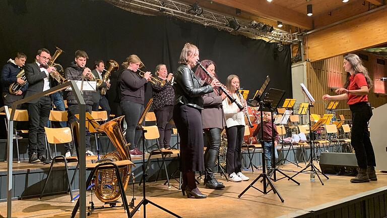 Stimmungsvolle Unterhaltung mit Gambacher Musikanten und Jugendkapelle Dreiklang unter Leitung von Dirigentin Madlen Amersbach.