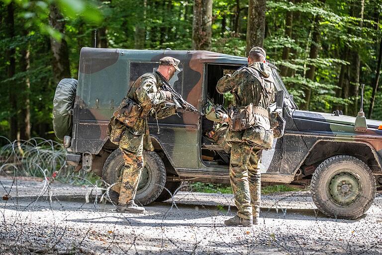 Mit Manövermunition trainieren die angehenden Einzelkämpfer bei der Bundeswehr in Hammelburg die Übernahme eines feindlichen Fahrzeugs. Mit Manövermunition trainieren die angehenden Einzelkämpfer bei der Bundeswehr in Hammelburg die Übernahme eines feindlichen Fahrzeugs.