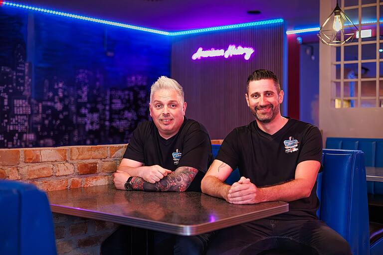 Geschäftsführer Olli Ender und Chef und Pächter Stefan Giel (rechts) bieten im American History Diner in beispielsweise Burger an. Geschäftsführer Olli Ender und Chef und Pächter Stefan Giel (rechts) bieten im American History Diner in beispielsweise Burger an.