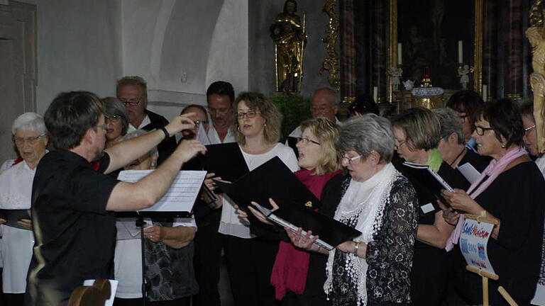 Die Westheimer Frauen von 'Chor-Act' (Foto), die Rudolf Wurm dirigierte, begeisterten mit traditionellem Liedgut und neuer geistlicher Musik wie Gesängen aus Taizé. Foto: Winfried Ehling       -  Die Westheimer Frauen von 'Chor-Act' (Foto), die Rudolf Wurm dirigierte, begeisterten mit traditionellem Liedgut und neuer geistlicher Musik wie Gesängen aus Taizé. Foto: Winfried Ehling