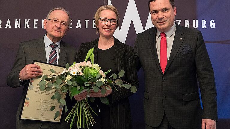 Die Würzburger Ballettdirektorin Anna Vita erhielt am Dienstag im Mainfranken Theater den Rotary Kulturpreis 2018. Niko Natzschka, Präsident des Rotary Club Würzburg (rechts), überreichte ihr den Preis. Die Laudatio hielt Ulrich Sinn.