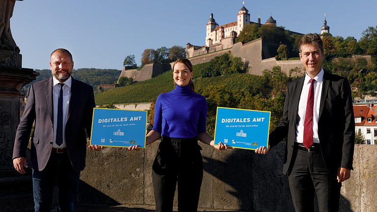 Sind jetzt Chefs digitaler Ämter (von links): Landrat Thomas Eberth, Digitalministerin Judith Gerlach und Oberbürgermeister Christian Schuchardt. Sind jetzt Chefs digitaler Ämter (von links): Landrat Thomas Eberth, Digitalministerin Judith Gerlach und Oberbürgermeister Christian Schuchardt.