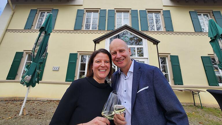 Neues Forsthaus Klaushof mit Jan Kirchhof       -  Michaela Albert-Kirchhof und Jan Kirchhof strahlen: Sie haben das neue Forsthaus Klaushof eröffnet.