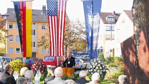 Beim jüngsten Treffen der US-Veteranenvereinigung „Second Schweinfurt Memorial Association“ (SSMA) mit den ehemaligen deutschen Flakhelfern in Schweinfurt im Oktober 2007 entstand dieses Bild. Das Luftkriegsdenkmal (rechts) am Spitalseebunker haben beide Seiten gemeinsam finanziert. Beim jüngsten Treffen der US-Veteranenvereinigung „Second Schweinfurt Memorial Association“ (SSMA) mit den ehemaligen deutschen Flakhelfern in Schweinfurt im Oktober 2007 entstand dieses Bild. Das Luftkriegsdenkmal (rechts) am Spitalseebunker haben beide Seiten gemeinsam finanziert.