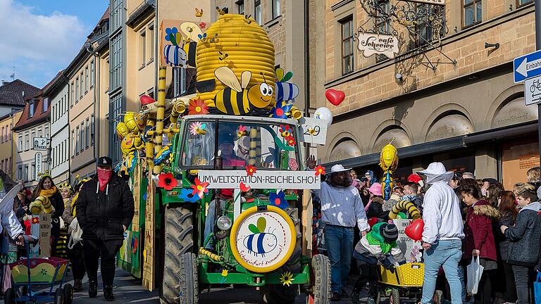 So wird für die Sicherheit bei Faschingszügen gesorgt       -  Vor dem Umzug muss die Sicherheit der Motivwagen kontrolliert werden. Das Bild zeigt den Umzug in Schweinfurt 2018.