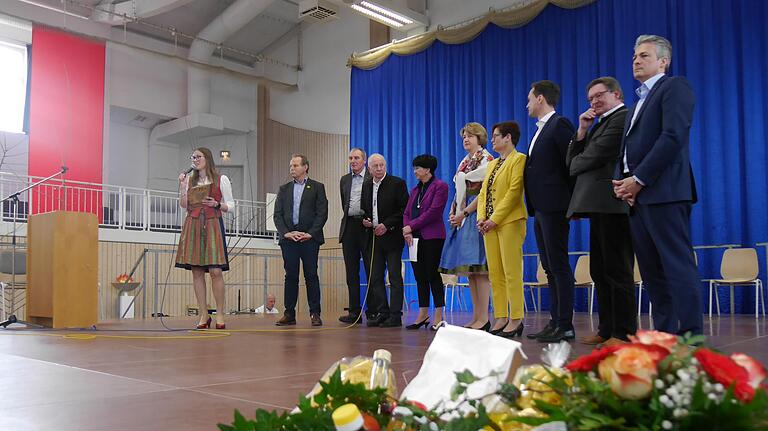 Es gab einiges zu besprechen auf der Bühne im Freizeitzentrum (von links): Kreisbäuerin Barbara Göpfert übergab das Mikro an MdL Paul Knoblach, Alois Kraus, stellvertretender Bezirkspräsident des BBV, Bürgermeister Peter Pfister (Waigolshausen), Elfriede Weikert, AELF Schweinfurt, MdB Anja Weisgerber, Bezirksbäuerin Maria Hoßmann, Landrat Florian Töpper, Innenstaatssekretär Gerhard Eck und Peter Schleich, Vorstandsvorsitzender der Sparkasse Schweinfurt-Haßberge.