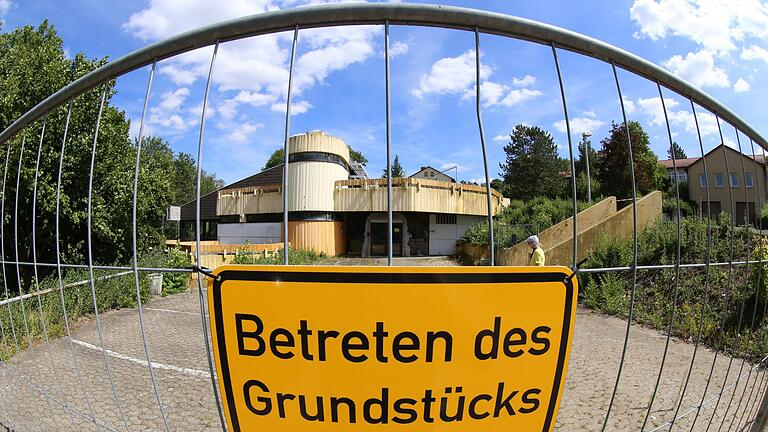 Das Hallenbad im Blick: Eigentlich stehen nur Nullen für die Abriss-Kosten im Haushalt. Nun werden auf Antrag von Stadtrat Klaus Schebler doch Mittel dafür eingestellt, allerdings erst in den Finanzplan 2021.  Foto: Dieter Britz       -  Das Hallenbad im Blick: Eigentlich stehen nur Nullen für die Abriss-Kosten im Haushalt. Nun werden auf Antrag von Stadtrat Klaus Schebler doch Mittel dafür eingestellt, allerdings erst in den Finanzplan 2021.  Foto: Dieter Britz
