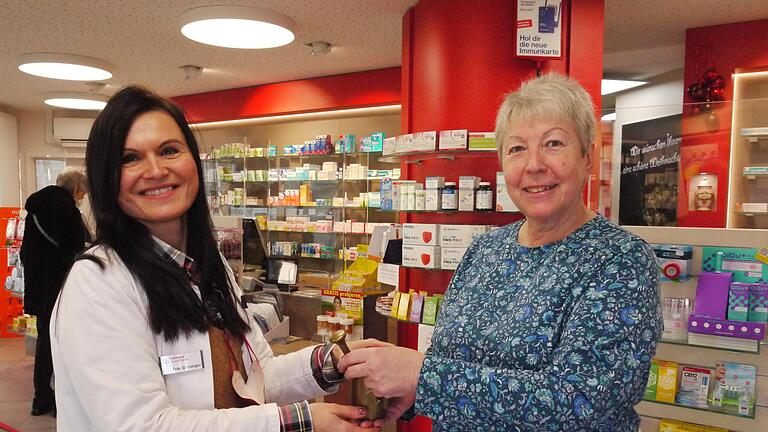 Violetta Greisinger (links) übernimmt zum 1. Januar 2022 die Bad Brückenauer Rathaus-Apotheke von der jetzigen Inhaberin Gisela Salzmann, die sich nach über 50 Jahren Apothekendienst in den Ruhestand verabschiedet. Foto: Rebecca Vogt       -  Violetta Greisinger (links) übernimmt zum 1. Januar 2022 die Bad Brückenauer Rathaus-Apotheke von der jetzigen Inhaberin Gisela Salzmann, die sich nach über 50 Jahren Apothekendienst in den Ruhestand verabschiedet. Foto: Rebecca Vogt