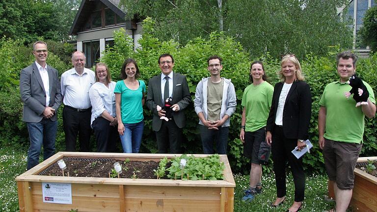 Zu einer Besichtigung eines 'Selbstversorger-Gartens' der Kita St. Lioba in Tauberbischofsheim trafen sich (von links) Kindergarten-Geschäftsführer Thomas König, Dekan Gerhard Hauk, Kita-Leiterin Rebecca Hauk, Projektleiterin Sabrina Edzars, Landtagsvizepräsident Wolfgang Reinhart und Bürgermeisterin Anette Schmidt (2. von rechts) gemeinsam mit dem multiprofessionellen Projektgartenteam.