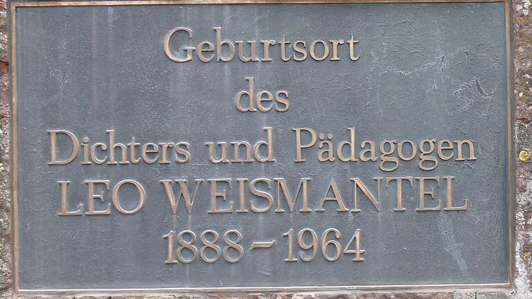 An den Geistesschaffenden Leo Weismantel erinnert diese Bronzetafel am Geburtshaus in Obersinn. An den Geistesschaffenden Leo Weismantel erinnert diese Bronzetafel am Geburtshaus in Obersinn.