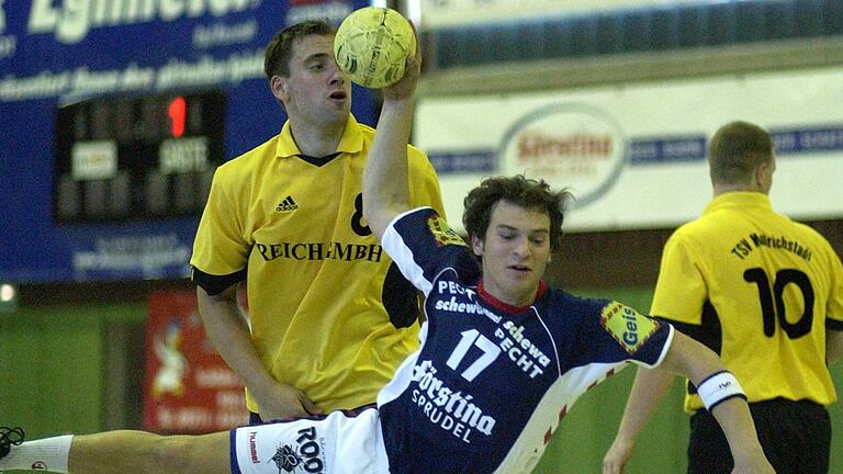 Florian Hauck (am Ball) spielte selbst viele Jahre für den HSC Bad Neustadt Handball, hier trifft er 2006 im Landkreis-Derby gegen den TSV Mellrichstadts (hinten Michael Fritz). Florian Hauck (am Ball) spielte selbst viele Jahre für den HSC Bad Neustadt Handball, hier trifft er 2006 im Landkreis-Derby gegen den TSV Mellrichstadts (hinten Michael Fritz).