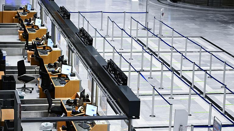 Warnstreik am Flughafen Stuttgart.jpeg       -  Leere Terminals in der leeren Abflughalle am Flughafen Stuttgart.