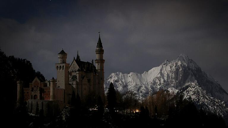 Schloss Neuschwanstein.jpeg       -  Auch das Schloss Neuschwanstein nahm 2024 an der 'Earth Hour' teil. Wann findet die Aktion 2025 statt? Hier erfahren Sie es.