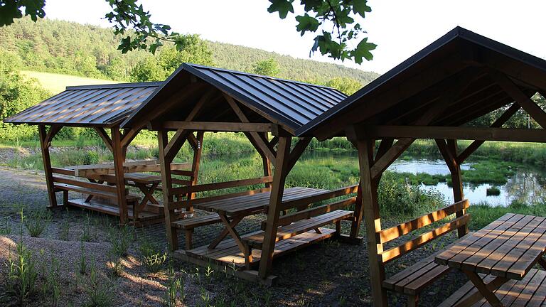 Bis eine Genehmigung für die Aufstellung im Naturschutzgebiet vorliegt oder ein neuer Standort gefunden ist, stehen die abgebauten Pavillons auf dem Gelände der Böttigheimer Kläranlage.