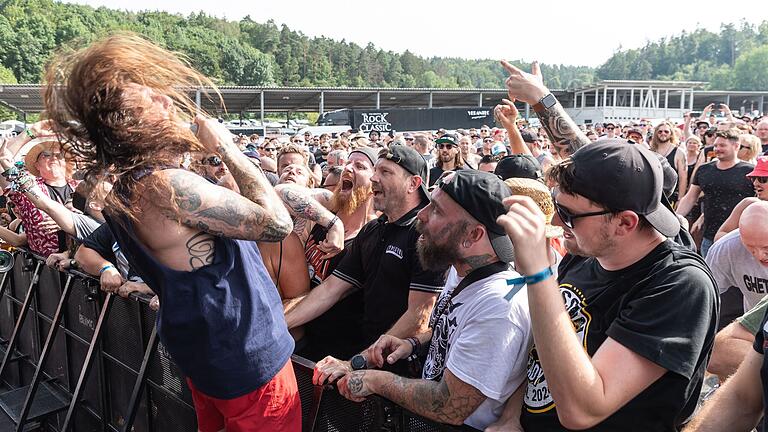 Die Hardcore-Band 'Madball' mit ihrem entrückten Frontmann vor ebenso frenetischen Fans des Mission Ready Festivals in Geiselwind.