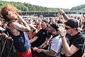 Die Hardcore-Band 'Madball' mit ihrem entrückten Frontmann vor ebenso frenetischen Fans des Mission Ready Festivals in Geiselwind.