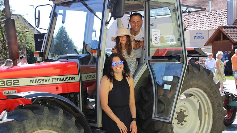 Einen Sonntagsausflug mit Familie und dem „Massey Ferguson“ machte Matthias Sulzer mit Gattin Tatjana und Tochter Madita - Einen Sonntagsausflug mit Familie und dem „Massey Ferguson“ machte Matthias Sulzer mit Gattin Tatjana und Tochter Madita Einen Sonntagsausflug mit Familie und dem „Massey Ferguson“ machte Matthias Sulzer mit Gattin Tatjana und Tochter Madita - Einen Sonntagsausflug mit Familie und dem „Massey Ferguson“ machte Matthias Sulzer mit Gattin Tatjana und Tochter Madita