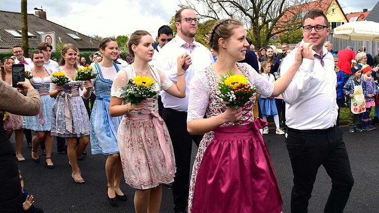 Alte fränkische Rundtänze zeigten die 18 Kirchweihpaare in Euerbach, sowohl auf dem Zimmermannsplatz, als auch im Festzelt.