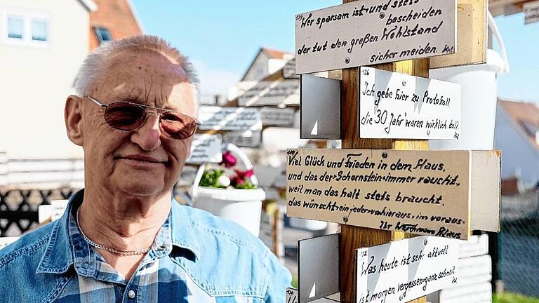 Sonne soll in die Herzen der Menschen, dafür reimt Klaus Weichmann seit 40 Jahren in Ostheim (Lkr. Rhön-Grabfeld) zu den großen und kleinen Fragen des Lebens. Eine Reimpyramide mit seinen Werken nimmt den Vorgarten in Beschlag. Sonne soll in die Herzen der Menschen, dafür reimt Klaus Weichmann seit 40 Jahren in Ostheim (Lkr. Rhön-Grabfeld) zu den großen und kleinen Fragen des Lebens. Eine Reimpyramide mit seinen Werken nimmt den Vorgarten in Beschlag.