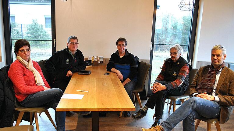 Gespräch angesichts der neuesten Entwicklungen: In einem Bad Königshöfer Café trafen sich (von links) Kreisbäuerin Margit Ziegler, Stefan Köhler, Bezirkspräsident des BBV, BBV-Kreisobmann Mathias Klöffel, Richard Mergner, Vorsitzender des Bundes Naturschutz in Bayern, und BBV-Kreisgeschäftsführer Michael Diestel. Gespräch angesichts der neuesten Entwicklungen: In einem Bad Königshöfer Café trafen sich (von links) Kreisbäuerin Margit Ziegler, Stefan Köhler, Bezirkspräsident des BBV, BBV-Kreisobmann Mathias Klöffel, Richard Mergner, Vorsitzender des Bundes Naturschutz in Bayern, und BBV-Kreisgeschäftsführer Michael Diestel.