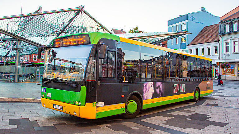 Ein städtischer Bus am Roßmarkt. Ein städtischer Bus am Roßmarkt. 