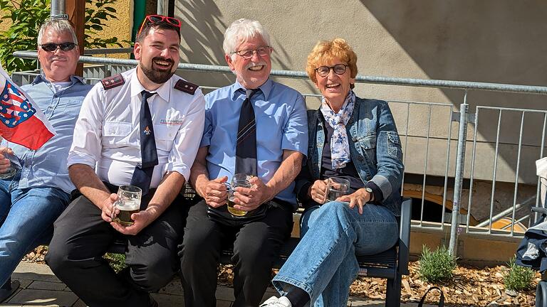 Gute Stimmung am Bierbrunnen mit den Gästen aus Krautheim/Thüringen. Mitglieder von Feuerwehr und Heimatverein waren zu den Namensvettern nach Unterfranken gekommen.