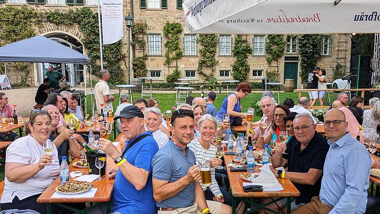 Auch Oberbürgermeister Dr. Dirk Vogel (SPD; von rechts) und 3. Bürgermeister Thomas Leiner (CSU) feierten beim Salinenfest gemeinsam mit Mitgliedern des Stadtrats und Angehörigen.       -  Auch Oberbürgermeister Dr. Dirk Vogel (SPD; von rechts) und 3. Bürgermeister Thomas Leiner (CSU) feierten beim Salinenfest gemeinsam mit Mitgliedern des Stadtrats und Angehörigen.