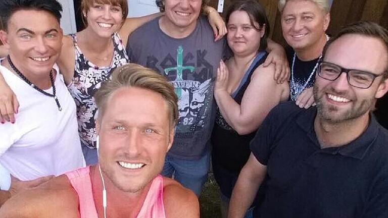 Wollen nach dem Sommerhaus der Stars Freunde bleiben: Matthias Mangiapane und Hubert Fella zusammen mit Schrott-Manni und Jana Ludolf, Schlagersänger Nico Schwanz und RTL-Mitarbeitern. Wollen nach dem Sommerhaus der Stars Freunde bleiben: Matthias Mangiapane und Hubert Fella zusammen mit Schrott-Manni und Jana Ludolf, Schlagersänger Nico Schwanz und RTL-Mitarbeitern.