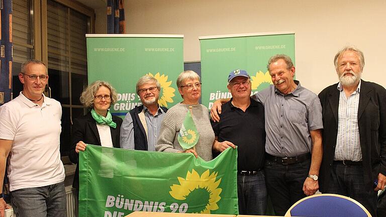 Freuen sich über den neuen Ortsverband derGrünen in Ebern (von links): Kreissprecher Christoph Appel, Bezirksvorsitzende Simone Artz, Alexander Hippeli, OV-Sprecherin Anne Schneider, OV-Sprecher Klaus Schineller, MdL Paul Knoblach sowie Kreisrat Harald Kuhn. Freuen sich über den neuen Ortsverband derGrünen in Ebern (von links): Kreissprecher Christoph Appel, Bezirksvorsitzende Simone Artz, Alexander Hippeli, OV-Sprecherin Anne Schneider, OV-Sprecher Klaus Schineller, MdL Paul Knoblach sowie Kreisrat Harald Kuhn.