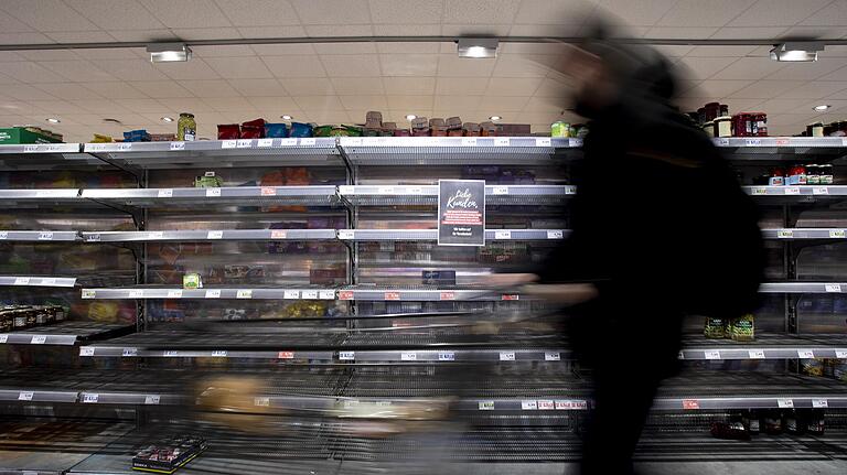 Viele Supermärkte informieren gerade per Schild ihre Kunden, dass aufgrund erhöhter Nachfrage aktuell nicht alle Produkte angeboten werden können.&nbsp;