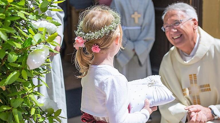 Immer auf Augenhöhe – mit den Jüngsten, aber auch mit den Senioren.

Der beliebte Priester Wolfgang Senzel nimmt Abschied von der Rhön. Er wird im Würzburger Dürrbachtal eine neue seelsorgerische Heimat finden.