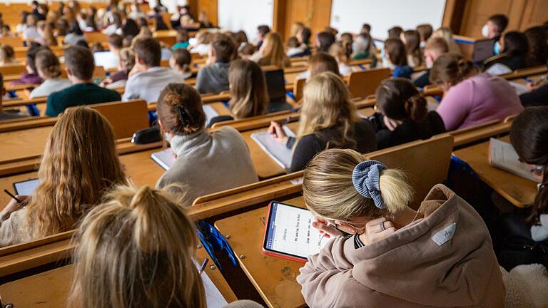 Volle Hörsäle und Seminare: Weil befristete Stellen nicht verlängert werden, wird an den betroffenen Fakultäten der Uni Würzburg eine starke Mehrbelastung von Studierenden und Dozierenden befürchtet.&nbsp;