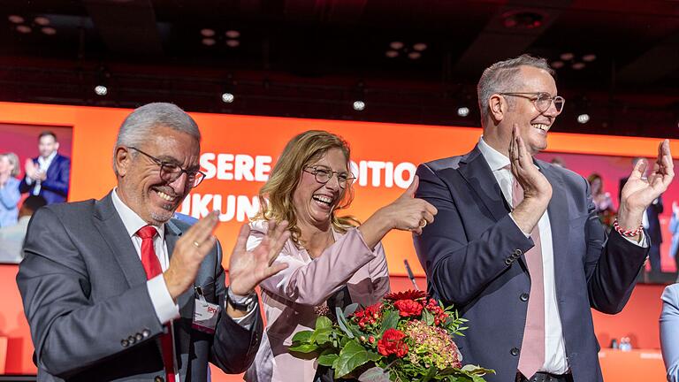 Außerordentlicher Parteitag SPD Rheinland-Pfalz - Der ehemalige und die neue SPD-Vorsitzende in Rheinland-Pfalz, Roger Lewentz und Sabine Bätzing-Lichtenthäler, mit dem neuen Ministerpräsidenten Alexander Schweitzer (von l. nach r.). Außerordentlicher Parteitag SPD Rheinland-Pfalz - Der ehemalige und die neue SPD-Vorsitzende in Rheinland-Pfalz, Roger Lewentz und Sabine Bätzing-Lichtenthäler, mit dem neuen Ministerpräsidenten Alexander Schweitzer (von l. nach r.).