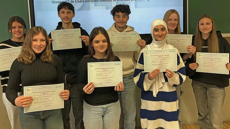 Die stolzen Schülerinnen und Schüler des Französischzweiges der 10. Klasse freuen sich über ihr Diplom.