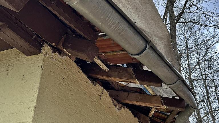 Eine etwa 30 Meter hohe Kiefer durchschlug das Dach der Kapelle. Risse an den Wänden zeigen, dass auch die Mauern instandgesetzt werden müssen. - Eine etwa 30 Meter hohe Kiefer durchschlug das Dach der Kapelle. Risse an den Wänden zeigen, dass auch die Mauern instandgesetzt werden müssen. Eine etwa 30 Meter hohe Kiefer durchschlug das Dach der Kapelle. Risse an den Wänden zeigen, dass auch die Mauern instandgesetzt werden müssen. - Eine etwa 30 Meter hohe Kiefer durchschlug das Dach der Kapelle. Risse an den Wänden zeigen, dass auch die Mauern instandgesetzt werden müssen.