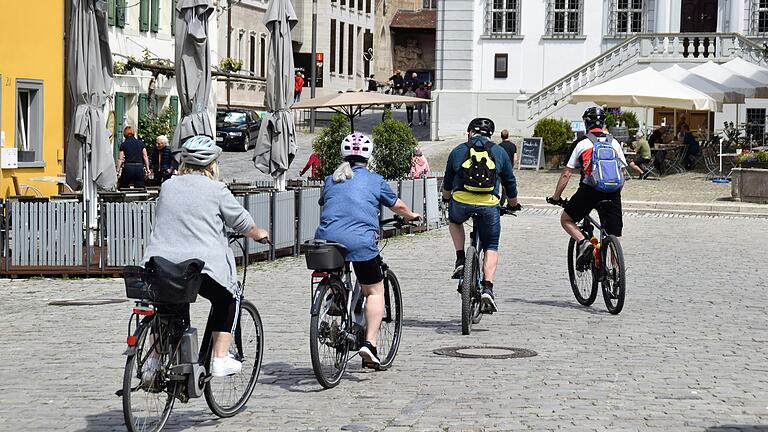 Eine Radler-Gruppe am Marktplatz Iphofen: Rund 400.000 Tagesgäste kamen im Jahr 2023 in die Stadt. Eine Radler-Gruppe am Marktplatz Iphofen: Rund 400.000 Tagesgäste kamen im Jahr 2023 in die Stadt.