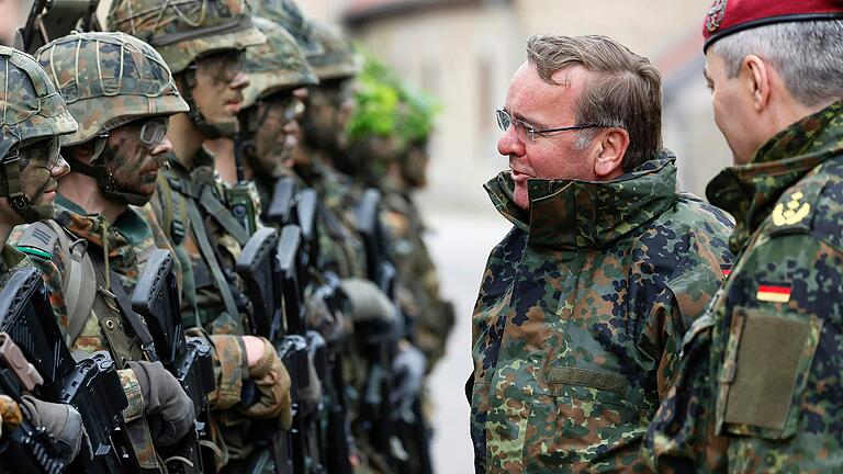 Bei seinem Antrittsbesuch im Mai 2023 spricht Bundesverteidigungsminister Boris Pistorius in der Infanterieschule Hammelburg mit Gebirgsjägern. Bei seinem Antrittsbesuch im Mai 2023 spricht Bundesverteidigungsminister Boris Pistorius in der Infanterieschule Hammelburg mit Gebirgsjägern.