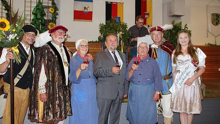 Weinfest Marktbreit: Während Franz Hummel im Hintergrund gerade ein Gedicht rund um den Wein vorträgt, stellten sich die Symbolfiguren mit Bürgermeister Erich Hegwein (MItte) zum