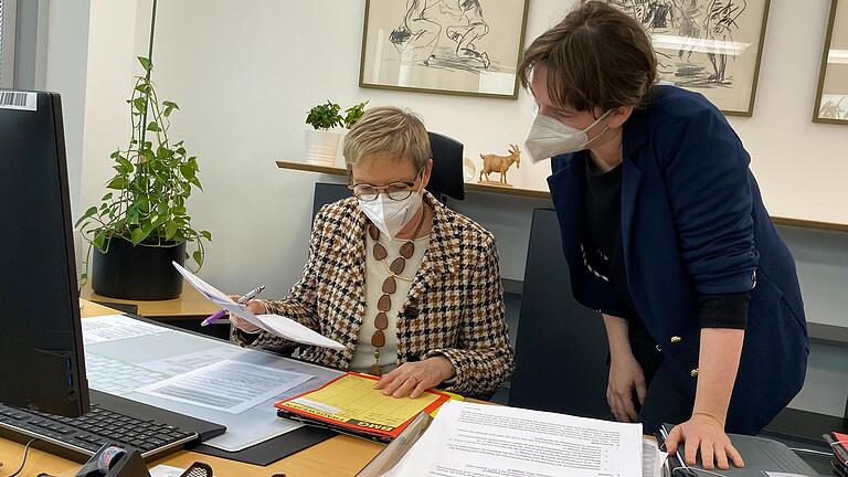 Staatssekretärin Sabine Dittmar beim Aktenstudium mit ihrer persönlichen Referentin Ilona Laschütza (rechts).