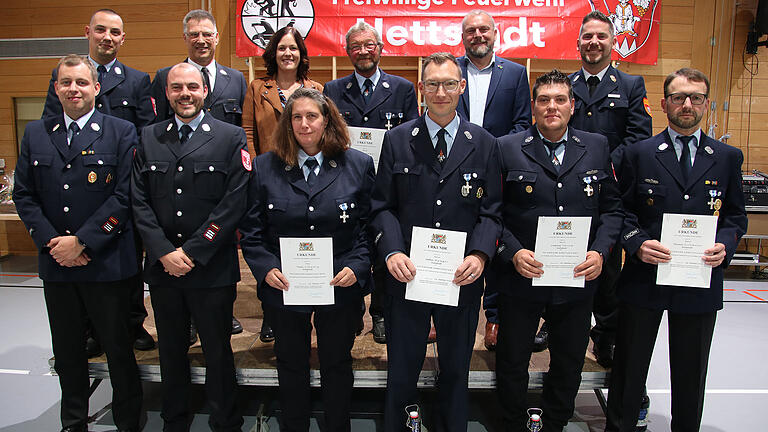 Ehrungen bei der Feuerwehr Hettstadt (vorne von links): Christian Klug, Daniel Hölzlhammer, Tanja Schwarz, Steffen Manger, Andreas Throm und Thomas Dittmann. Hinterer Reihe: Mikel Salles, KBR Michael Reitzenstein, Bürgermeisterin Andrea Rothenbucher, Gregor Rügamer, Landrat Thomas Eberth und KBI René Herbert.