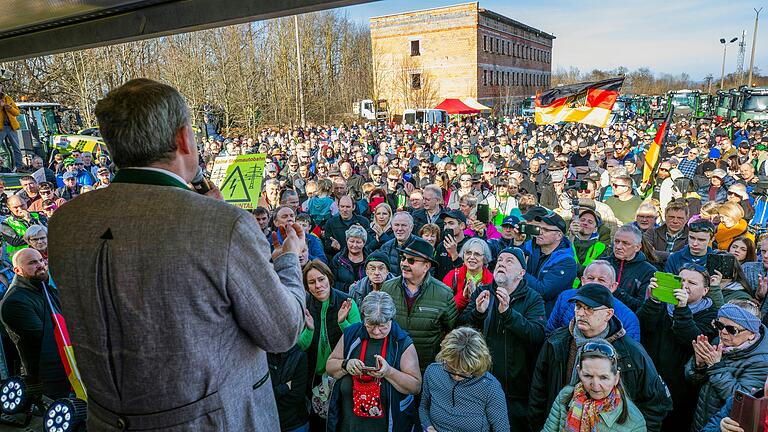 Über 2000 Teilnehmer waren am Sonntag zur Protestaktion am ehemaligen Grenzübergang auf der 'Schanz' zwischen Eußenhausen und Henneberg (Thüringen) gekommen.