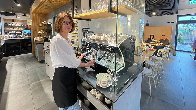 Heimathungrig heißt das Café in Großlangheim mit angeschlossenem Hofladen. Marita Sterk ist die Chefin und liebt Trubel im Café. Heimathungrig heißt das Café in Großlangheim mit angeschlossenem Hofladen. Marita Sterk ist die Chefin und liebt Trubel im Café.