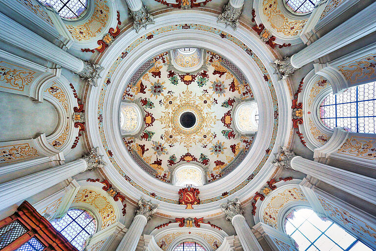 Die von Balthasar Neumann geschaffene Rundkirche in Holzkirchen gehört zu den schönsten Sakralbauten im Landkreis Würzburg.