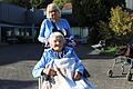 Rosemarie Kraushaar schiebt ihre Freundin Rita Mohr regelmäßig im Bad Brückenauer Georgi-Park spazieren. Foto: Julia Raab       -  Rosemarie Kraushaar schiebt ihre Freundin Rita Mohr regelmäßig im Bad Brückenauer Georgi-Park spazieren. Foto: Julia Raab