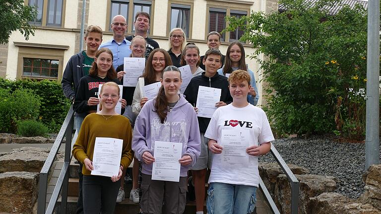 Zehn neue Tutoren wurden an der Ignaz-Reder-Realschule für das kommende Schuljahr ausgebildet. Darüber freuen sich (obere Reihe von links) Schulleiter Christian Schmitt, Konrektor Stefan Lochner, die Betreuungslehrkräfte Irmgard Seifert und Silke Ganz.