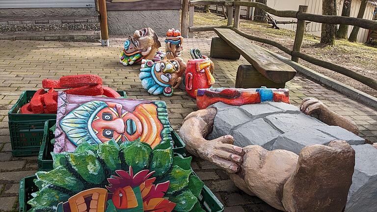 Die Stuckarteure und Maler vom Freizeit-Land Geiselwind arbeiten akribisch an Skulpturen und anderem Schmuck – zur Eröffnung am 23. März soll dann alles strahlen.