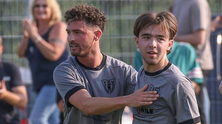 Markus Weckert (links) und Torschütze Jonas Prochazka freuen sich über das 1:0 für den TSV Mainbernheim. Die in der Kreisklasse spielenden Mainbernheimer warfen mit einem 3:2-Sieg den benachbarten Bezirksligisten SSV Kitzingen in Runde zwei aus dem Pokal-Wettbewerb.