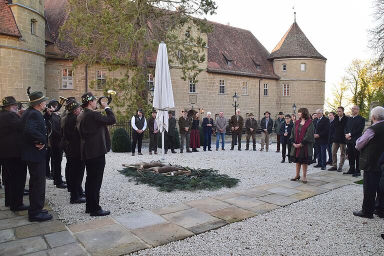 Vor dem Amtshaus auf Schloss Frankenberg hatten Jäger eine Strecke gelegt.&nbsp;